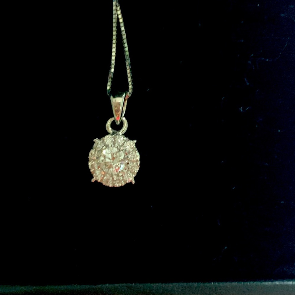 14K White Gold 0.20 carat Cluster Round Diamond Pendant w/18”Chain